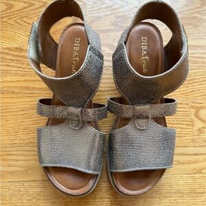 Dibs true metallic sandal